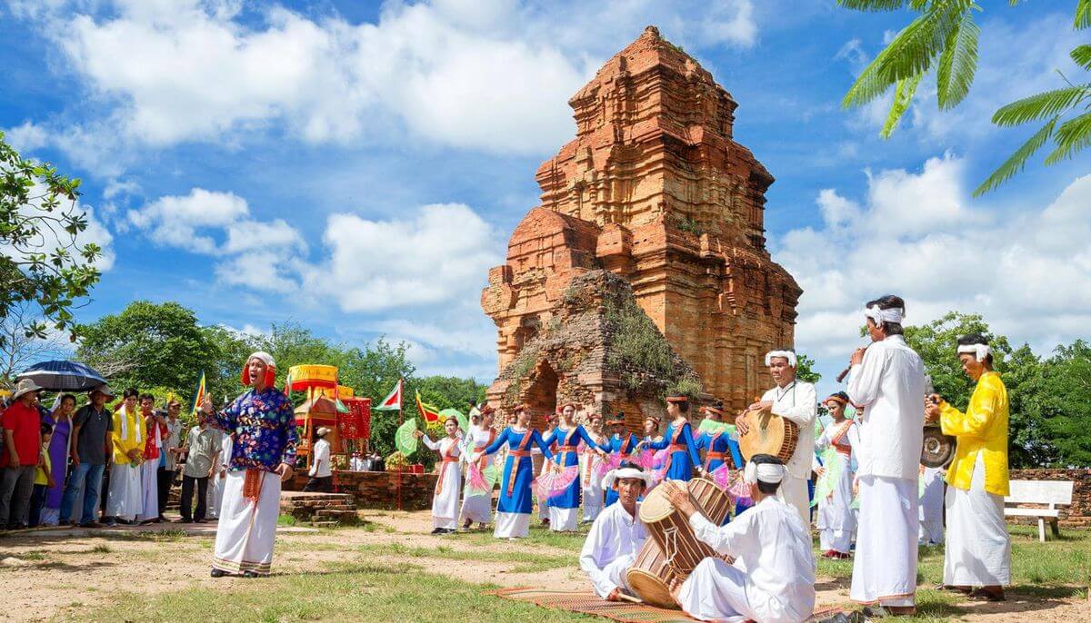 Vị Trí Đắc Địa Của Tháp Nhạn Bên Dòng Sông Đà Rằng